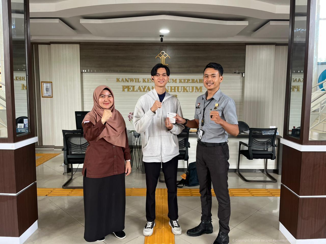 Kanwil Kemenkum Babel Serahkan Legalisasi Dokumen untuk Tujuan Pendidikan di Taiwan